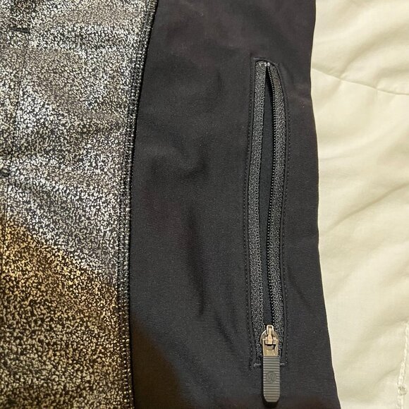 Lululemon II luminosity foil print black silver metallic  Shorts, size 8 - Picture 11 of 13